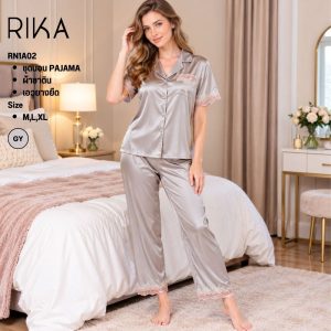 Rika RN1A02 PAJAMA Nightwear Sleepwear ชุดนอนปาจามา ผ้าซาติน เสื้อแขนสั้น+กางเกงขายาว ตกแต่งลูกไม้ที่ปลายแขนและปลายขา กระเป๋าปักโลโก้แบรนด์ Rika (FV3073)